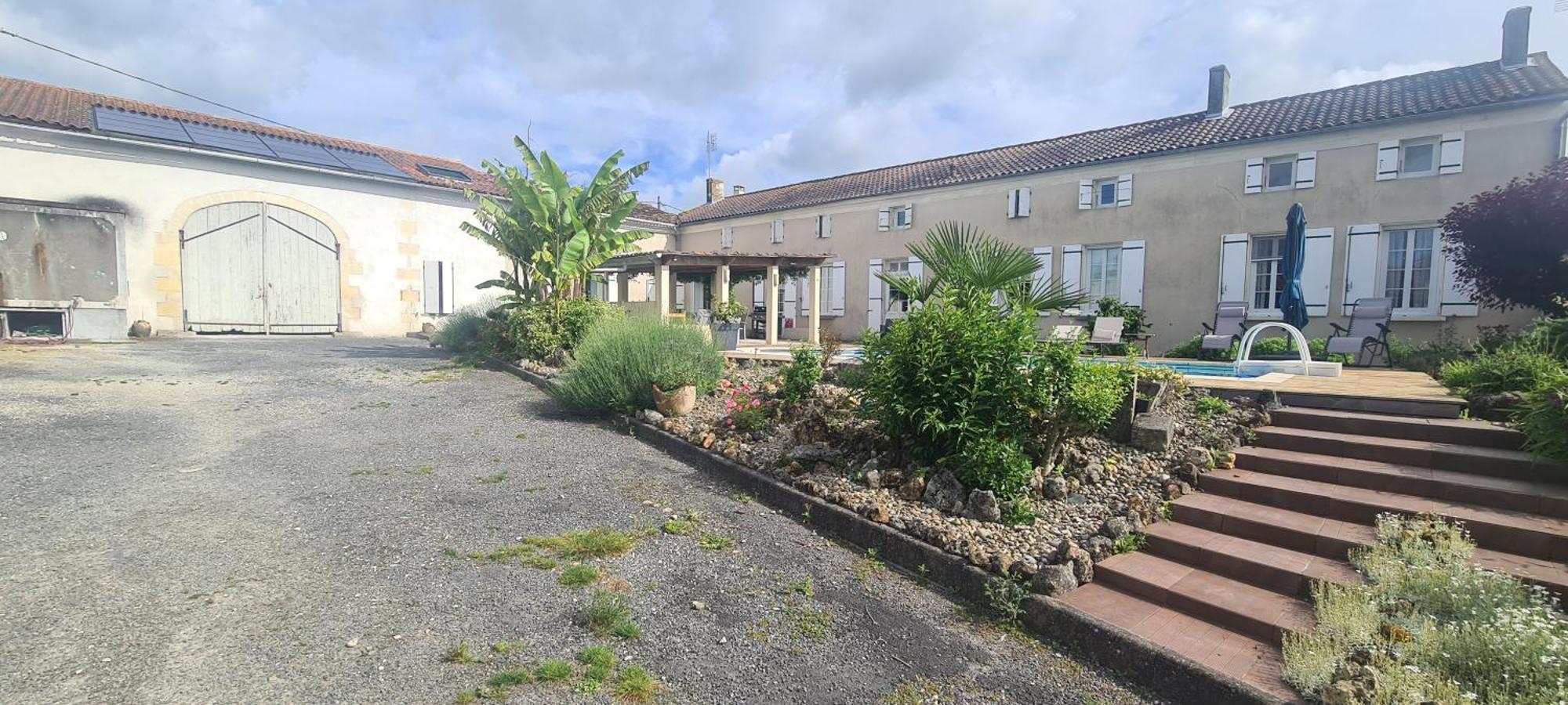 Gites De 2 A 11 Personnes Au Domaine D'Usson Echebrune Eksteriør bilde